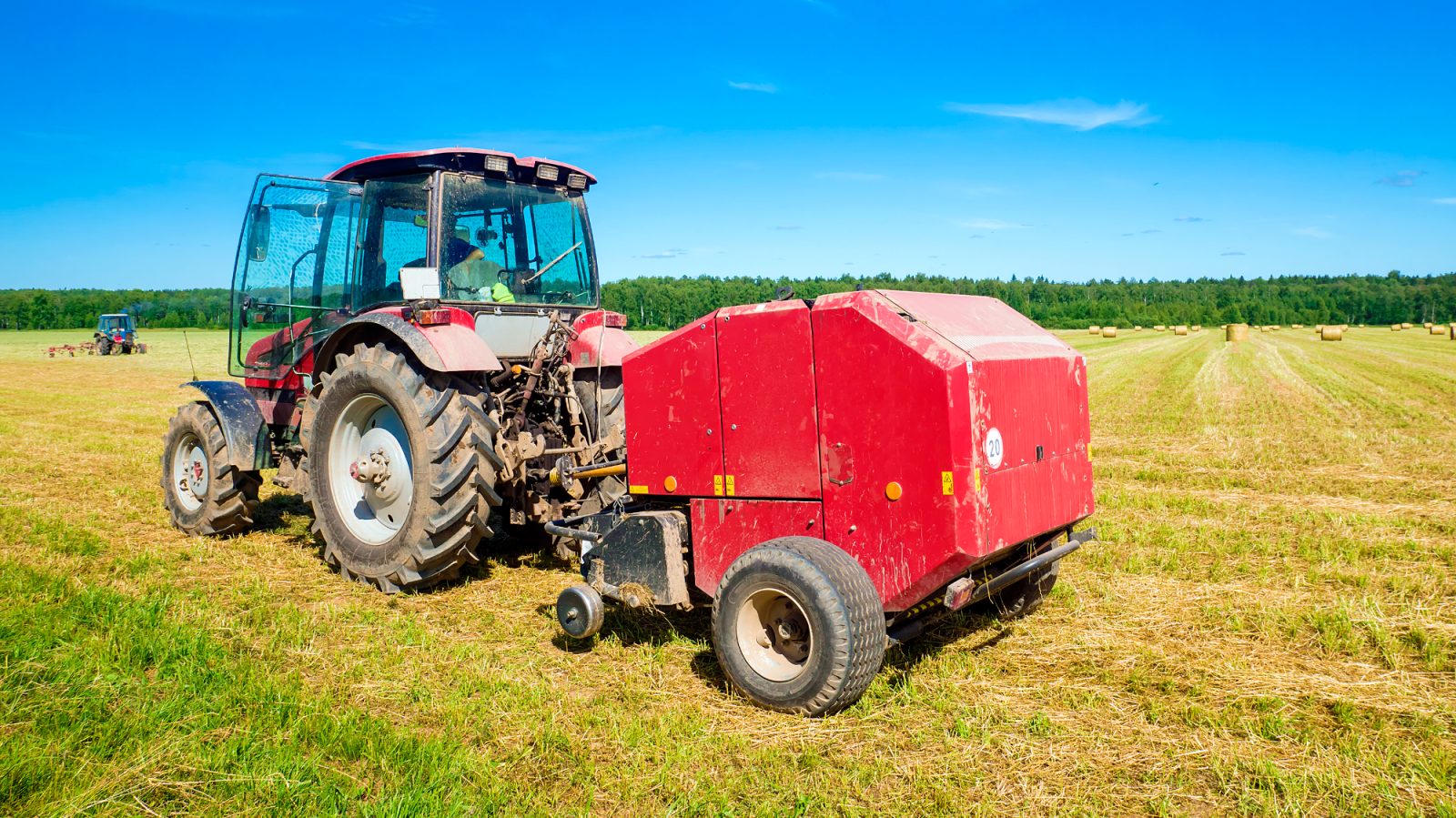 Danes je balirka na kmetijah nova pomoč za shranjevanje sena in krme